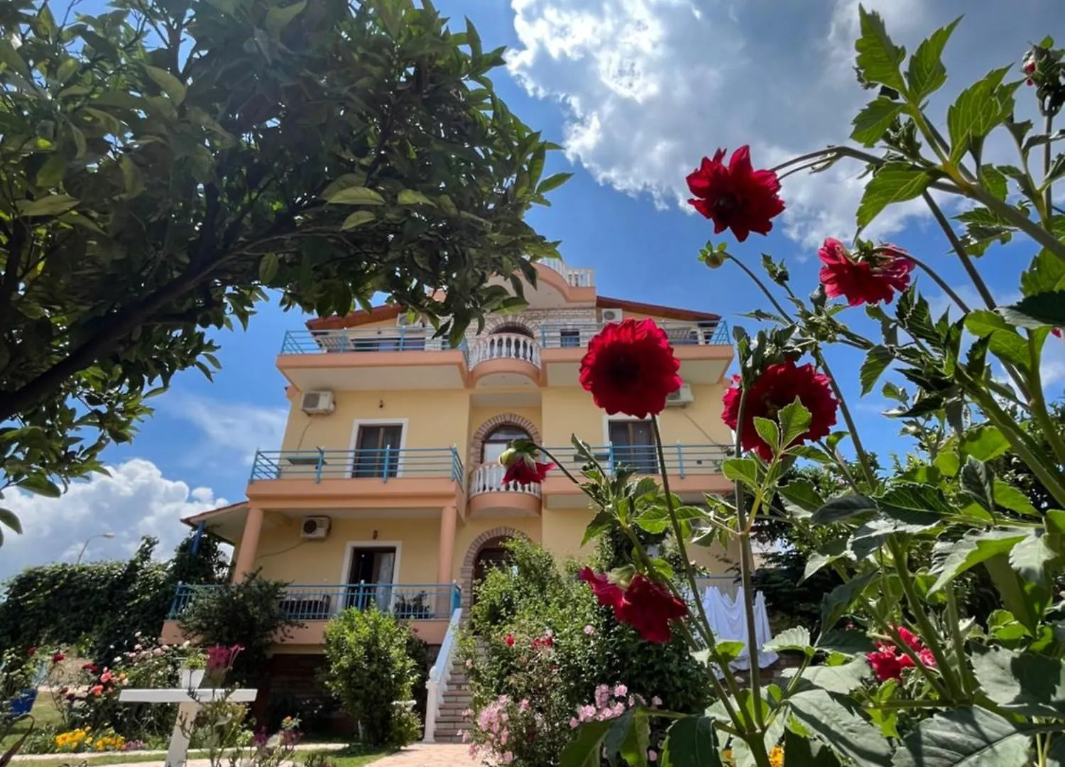 Laura Guest House 사밀