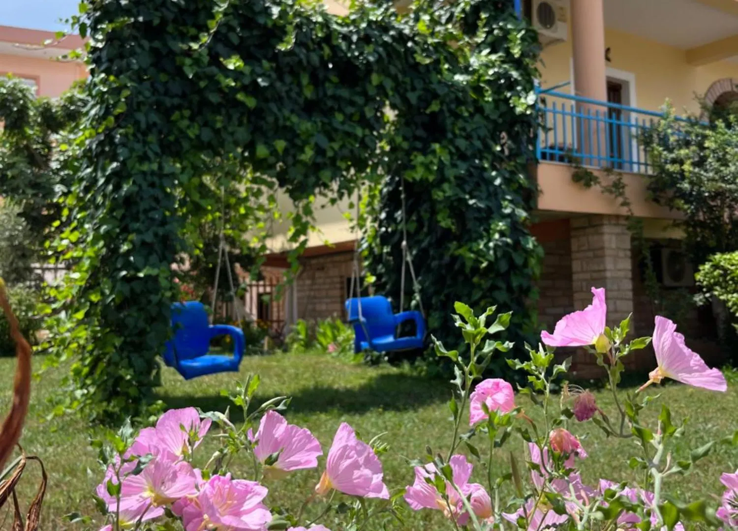 Laura Guest House 사밀