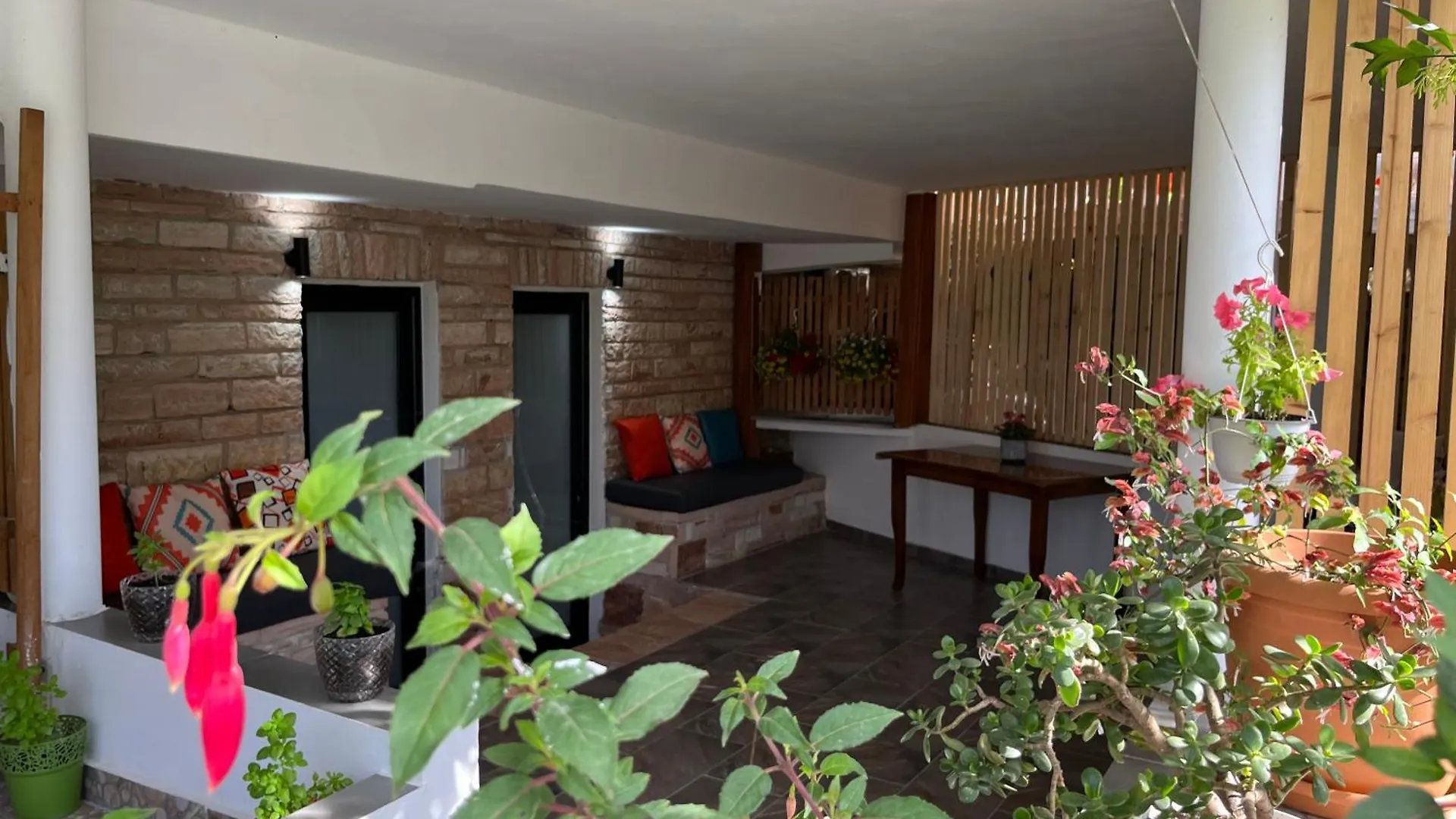 Laura Guest House 사밀