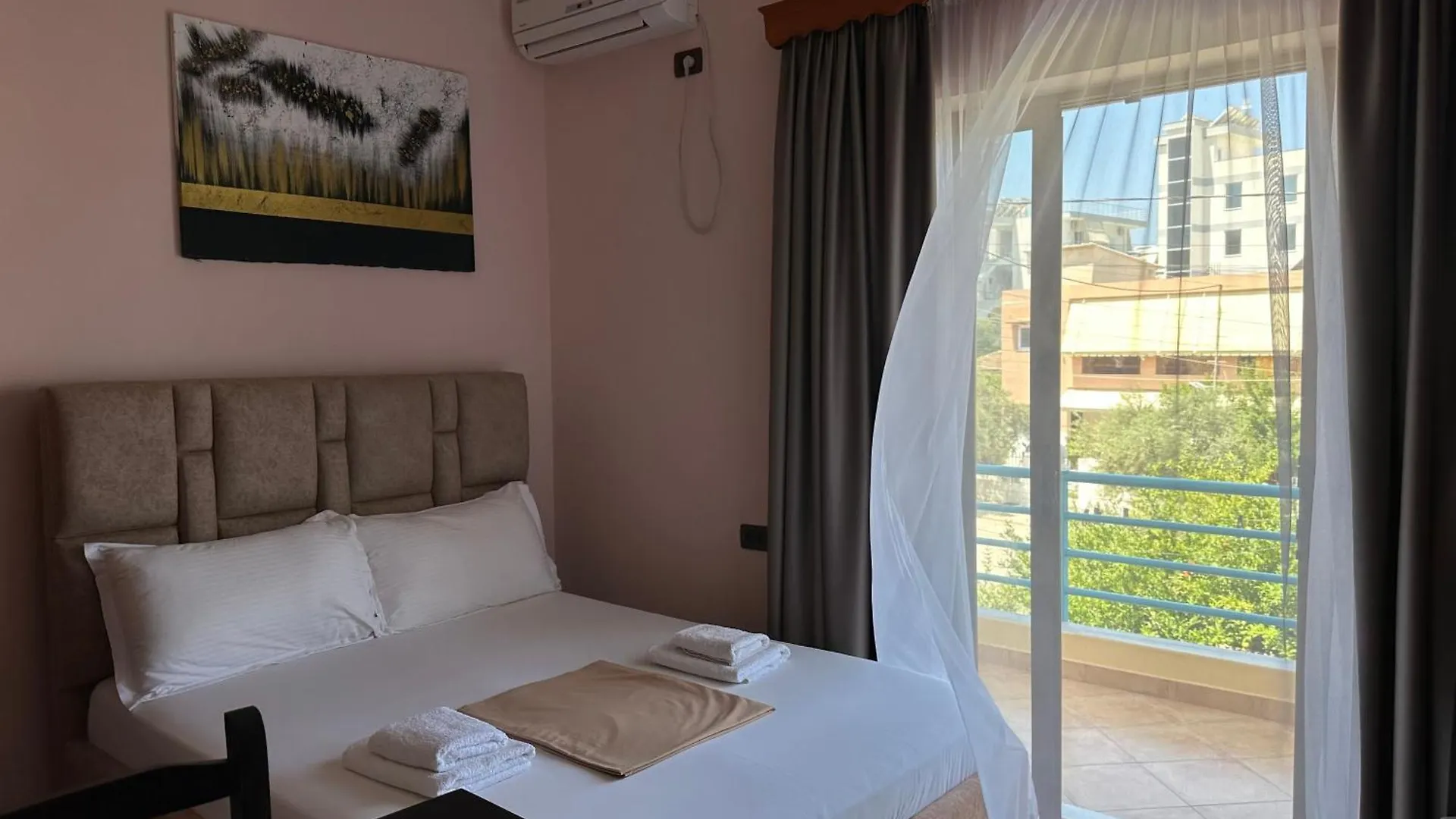 Laura Guest House 사밀