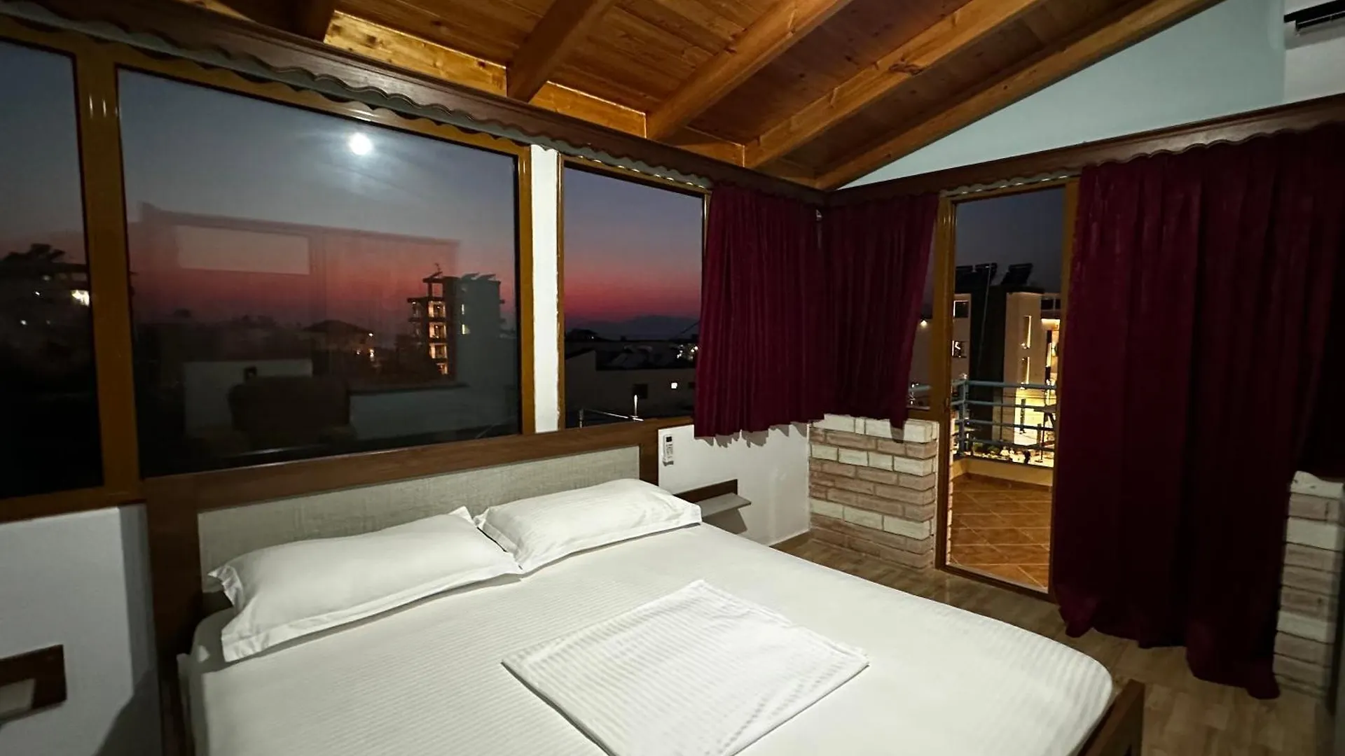 Laura Guest House 사밀