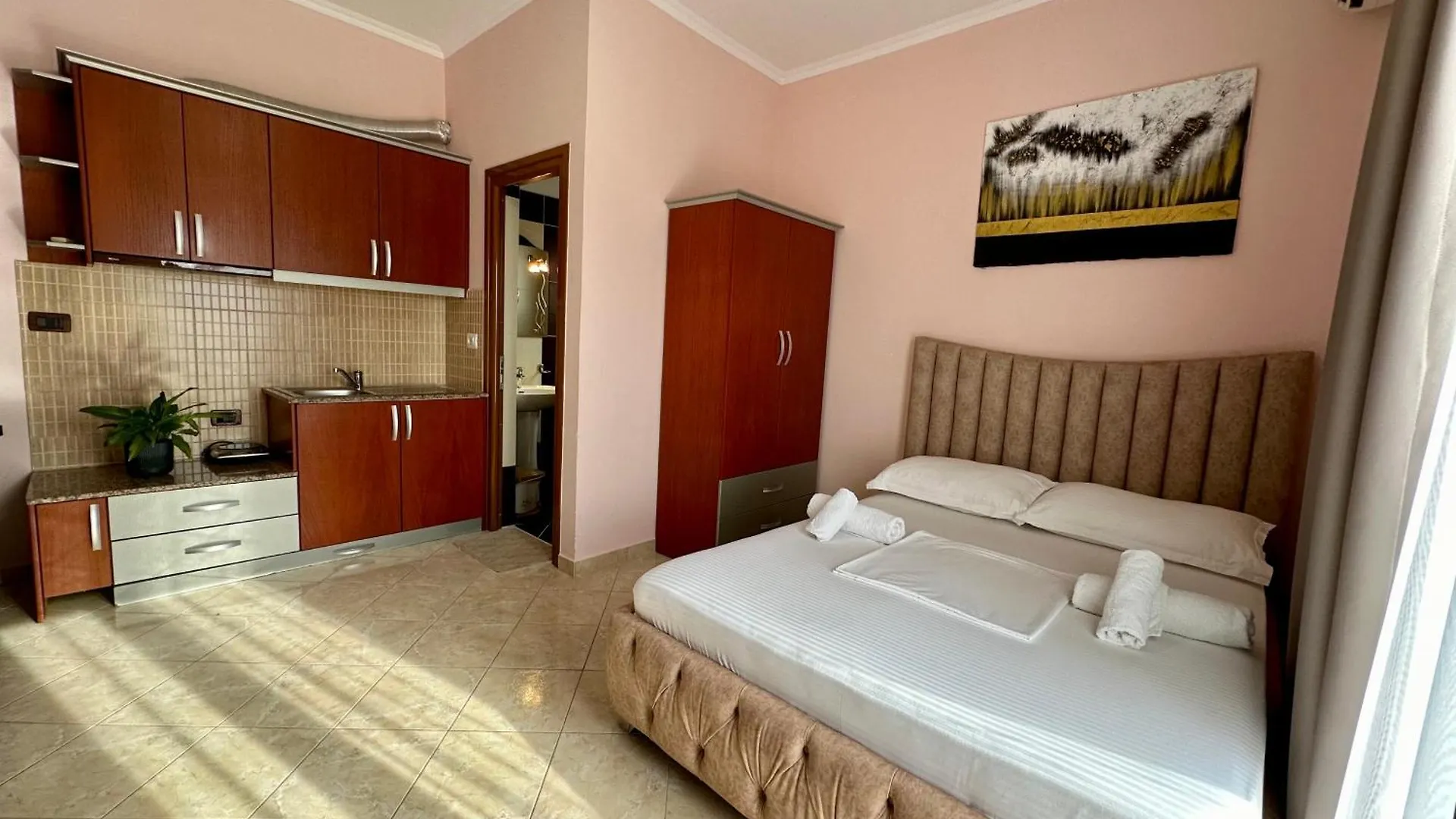Laura Guest House 사밀