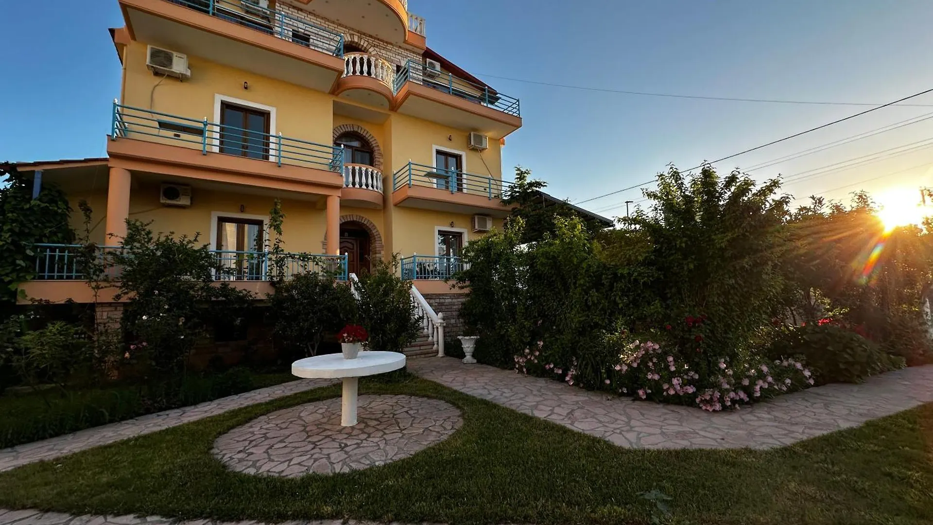 Laura Guest House 사밀 0*,